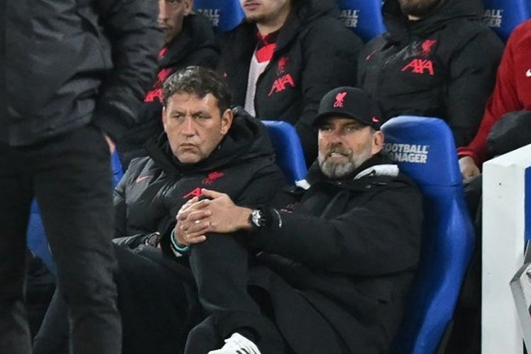 Ekspresi pelatih Liverpool Juergen Klopp ketika mendampingi anak-anak asuhnya bertandang ke markas Brighton & Hove Albion dalam lanjutan Liga Inggris musim 2022-2023. Laga Brighton vs Liverpool yang digelar di Stadion Amex pada Sabtu (14/1/2023) malam WIB itu berakhir dengan skor 3-0 untuk kemenangan tim tuan rumah. Terbaru, FA menghukum Klopp dengan larangan dampingi tim dalam 2 laga dan denda Rp 1,2 miliar akibat kritik wasit saat Liverpool vs Tottenham.