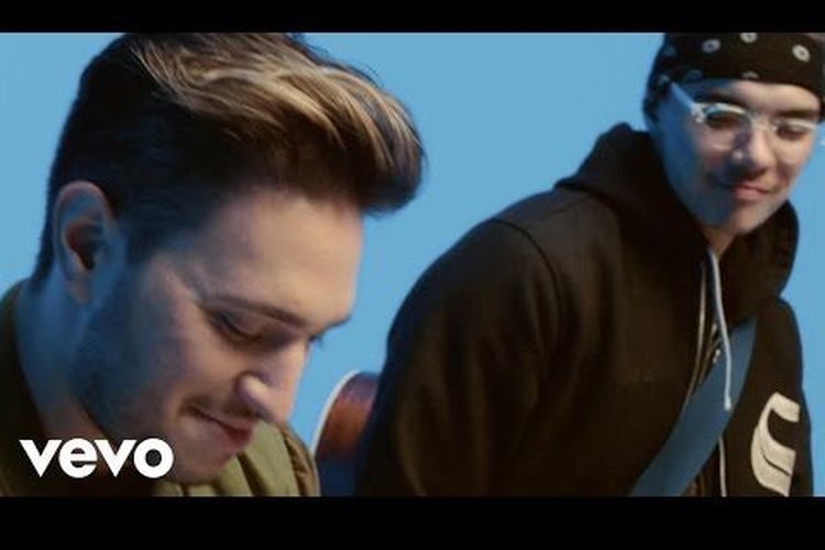 Jonas Blue dan William Singe membawakan lagu Mama.