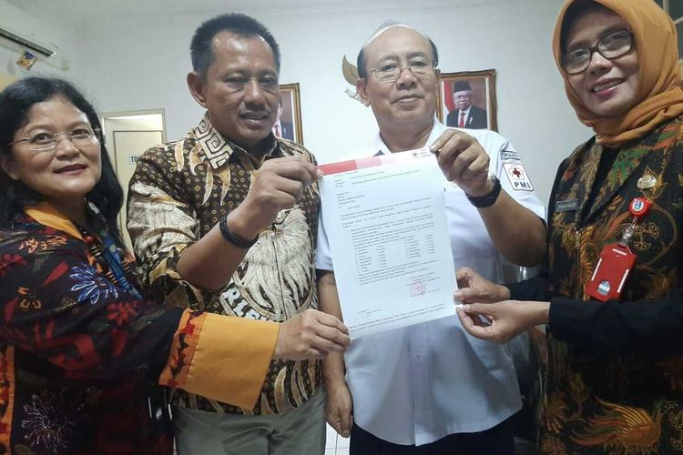 Sekdaprov Jatim, Kadinkes Jatim dan pejabat PMI Jatim menunjukkan surat edaran yang sudah direvisi, Kamis (5/3/2020).