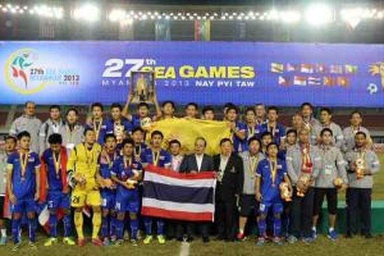Para pemain Thailand berpose usai menerima medali emas cabang sepak bola SEA Games ke-27 di Myanmar. Di final, Sabtu (21/12/2013), Thailand menang 1-0 atas Indonesia.