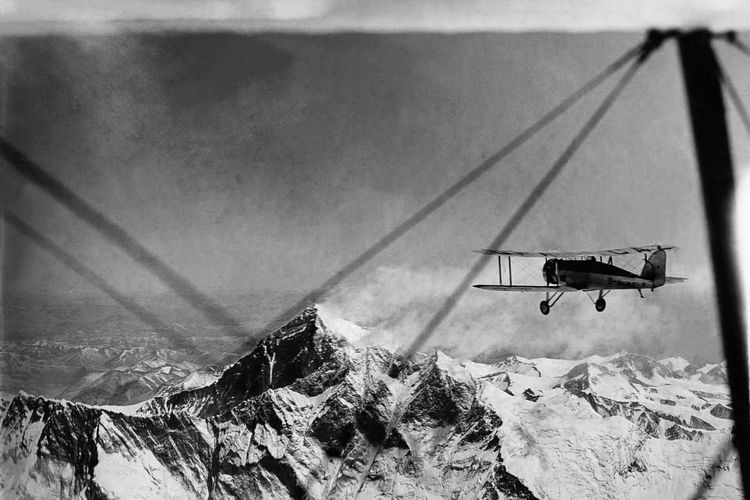 Douglas Hamilton mengarahkan pesawatnya menuju Everest