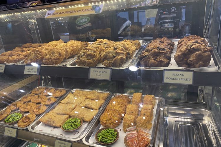 Aneka jajanan di Pisang Goreng Madu Bu Nanik