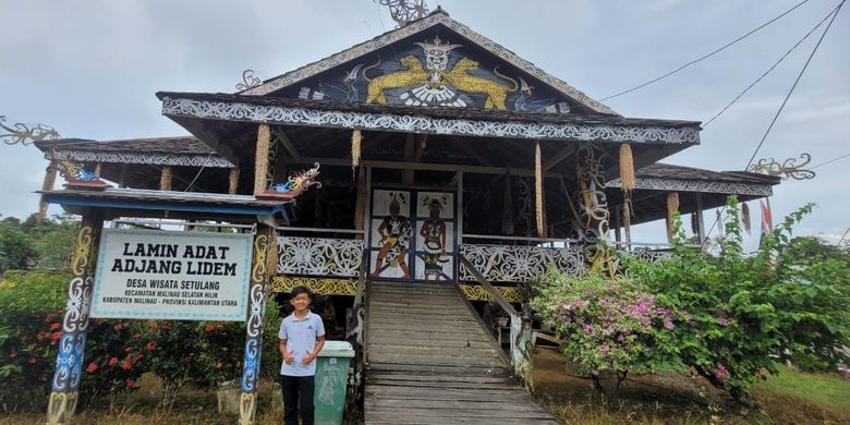 Balai Adat Dayak Oma Lung di Malinau Kaltara. Gedung serbaguna yang penuh dengan ornamen khas dayak dengan tiang tiang balok utuh yang diukir. 