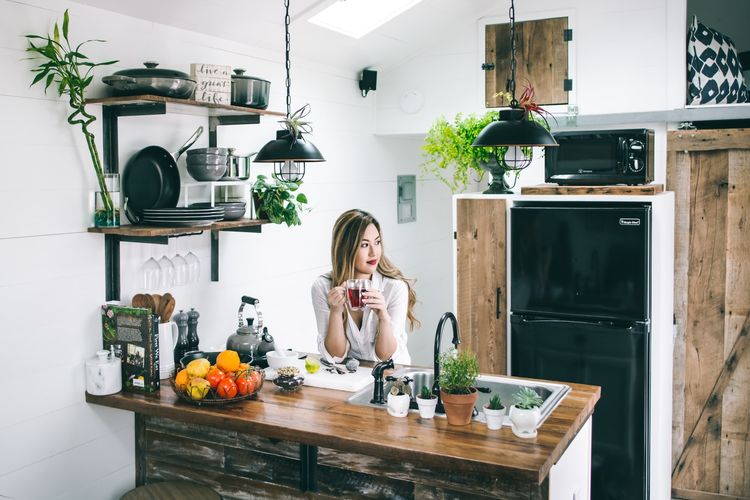 Ilustrasi dapur terbuka, konsep dapur terbuka. Kulkas di dapur terbuka.