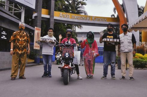 Berkebaya dan Naik Motor Listrik, Srikandi UBL Bagi-bagi Masker Gratis