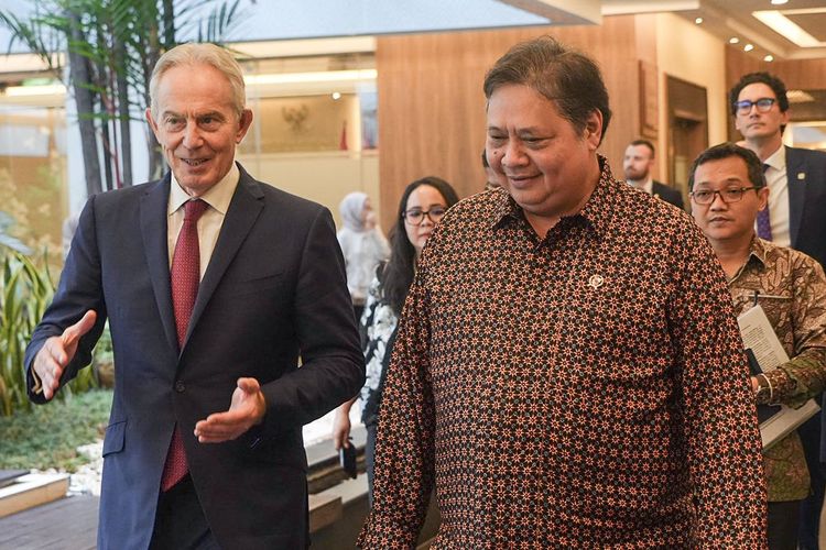 Mantan Perdana Menteri Inggris Tony Blair bersama Menko Perekonomian Airlangga Hartarto saat berbincang di Kantor Kemenko Perekonomian, Jumat (19/4/2024). 