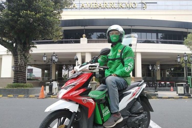 Berkat GrabBike Protect, salah seorang mitra GrabBike di Kota Yogyakarta, Adhitya Saputra bisa kembali beraktivitas dengan aman. 