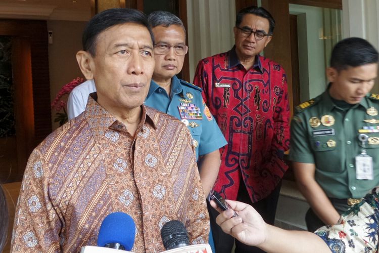 Menteri Koordinator bidang Politik, Hukum dan Keamanan Wiranto saat memberikan keterangan di kantor Kemenko Polhukam, Jakarta Pusat, Senin (8/5/2017).