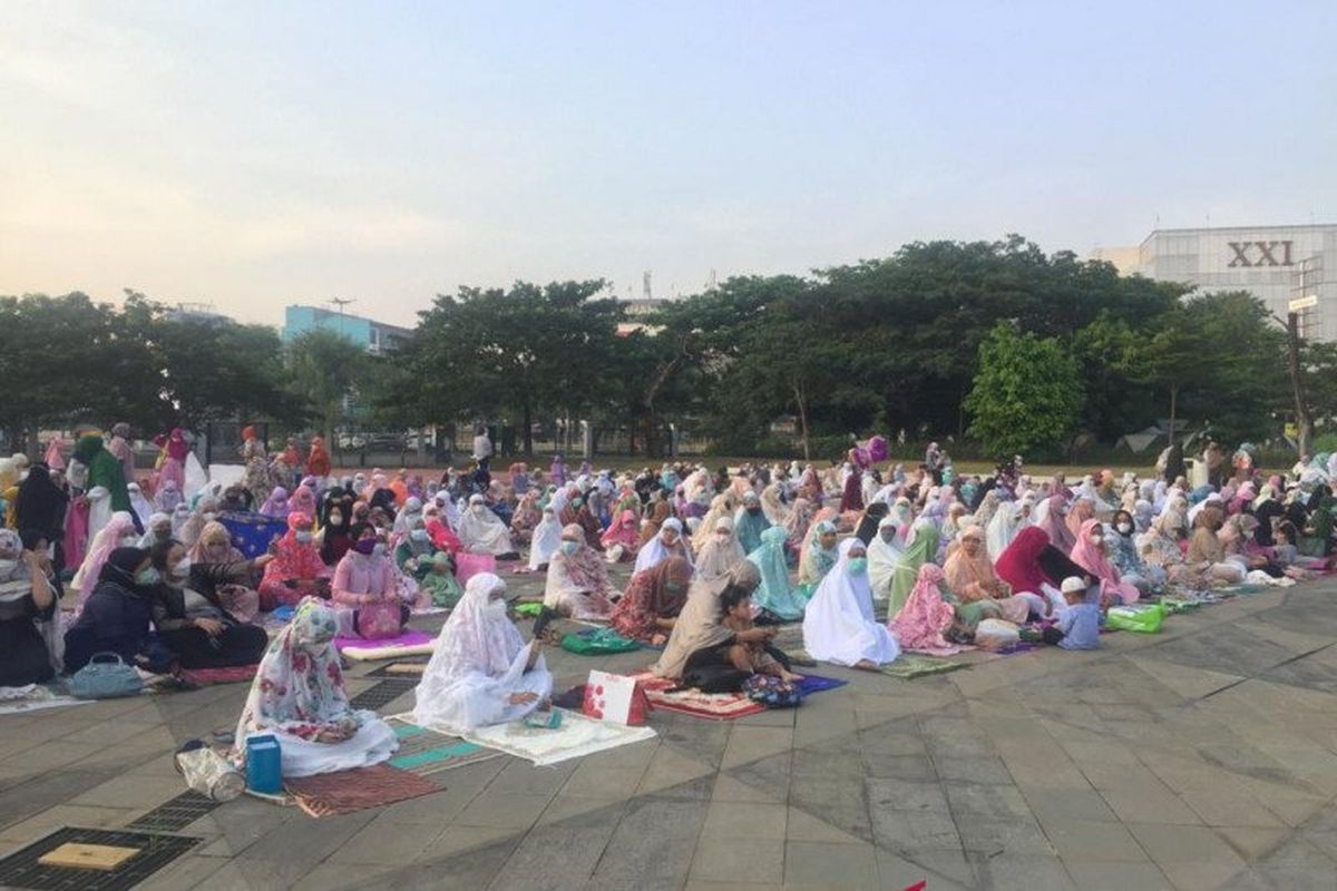 Situasi salat Idul Fitri 1442 Hijriah di lapangan terbuka Kawasan Balap Sepeda Velodrome, Jakarta Timur, Kamis (13/5/2021). 