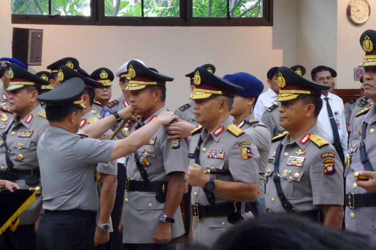 Kapolri Jenderal Pol Tito Karnavian melantik enam perwira tinggi Polri, di antaranya Kapolda Sulawesi Selatan, Kepulauan Riau, dan Kalimantan Barat di Rupatama Mabes Polri, Jakarta, Rabu (29/11/2017).