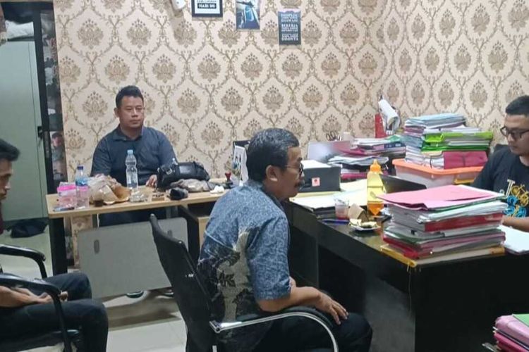 Satreskrim Polres Pandeglang menangkap Mantan Kepala Sekolah dan Komite SMA 3 Pandeglang yang diduga korupsi bantuan siswa miskin, Kamis (13/7/2023).