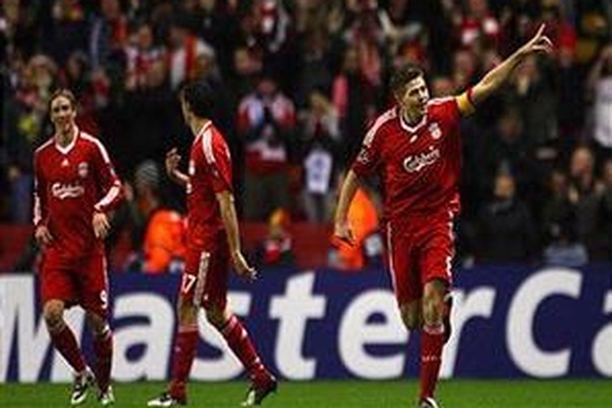 Steven Gerrard mendekati dan menunjuk suporter setelah mencetak gol. nyaNamun, ada oknum suporter yang melempari.