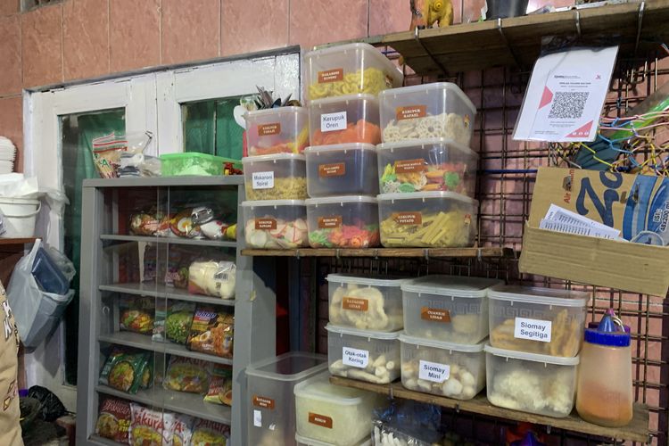 Aneka pilihan topping Seblak Tulang Sultan di Jalan Teuku Umar, Bandung, Jawa Barat. Tempat makan seblak enak di Bandung.