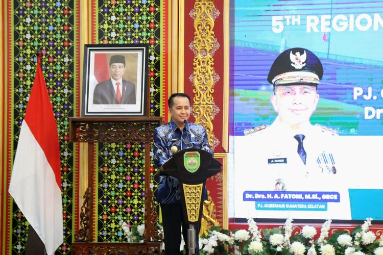 Penjabat (Pj) Gubernur Provinsi Sumatera Selatan (Sumsel) Agus Fatoni saat memberikan sambutan dalam agenda Gala Dinner 5th Regional Obgyn Sumatera Update (Rosade) di Griya Agung, Palembang, Minggu (21/4/2024).