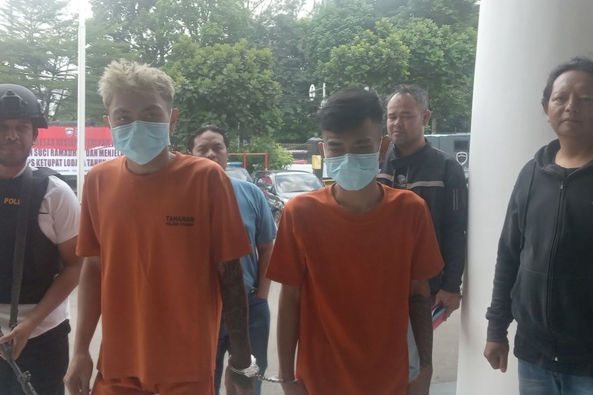 Pelaku begal di Jalan Dr Setiabudi Kecamatan Cidadap Kota Bandung ditangkap, pelaku diketahui berinisial NR alias Acil dan IR diperlihatkan dalam konferensi pers di Mapolrestabes Bandung, Rabu (12/3/2025).