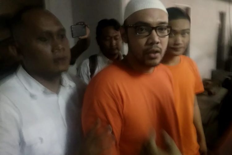 Artis peran Sandy Tumiwa usai menjalani assessment di kantor BNN DKI Jakarta, kawasan Rasuna Said, Kuningan, Jakarta Selatan, Senin (6/5/2019).