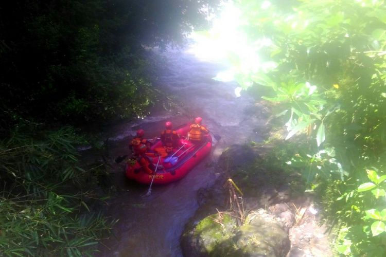 Tim SAR sedang menyisir sungai Sono, lokasi dua warga Desa Banyuurip, Kecamatan Tegalrejo, Kabupaten Magelang, hanyut dan hilang saat melakukan river tubing, Jumat (3/3/2017).