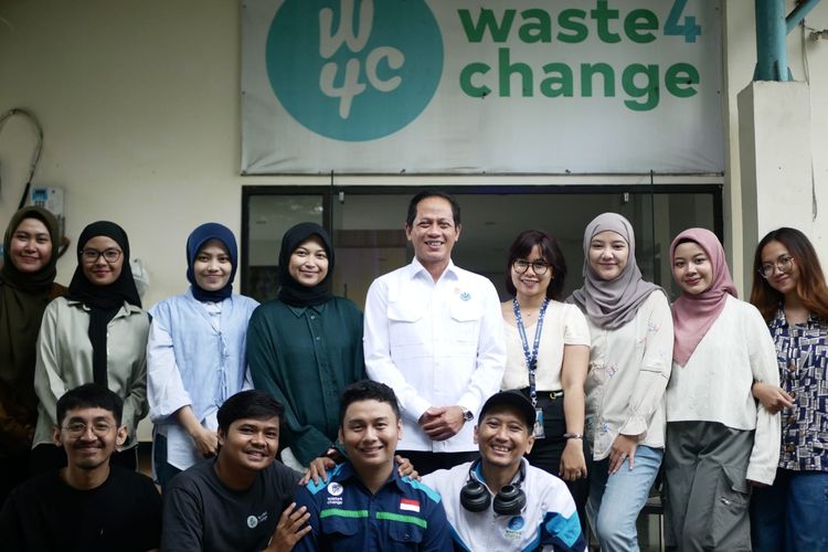 Menteri Lingkungan Hidup, Hanif Faisol Nurofiq melakukan kunjungan ke fasilitas pemulihan material Waste4Change di Bekasi, Jawa Barat pada 14 Januari 2025.
