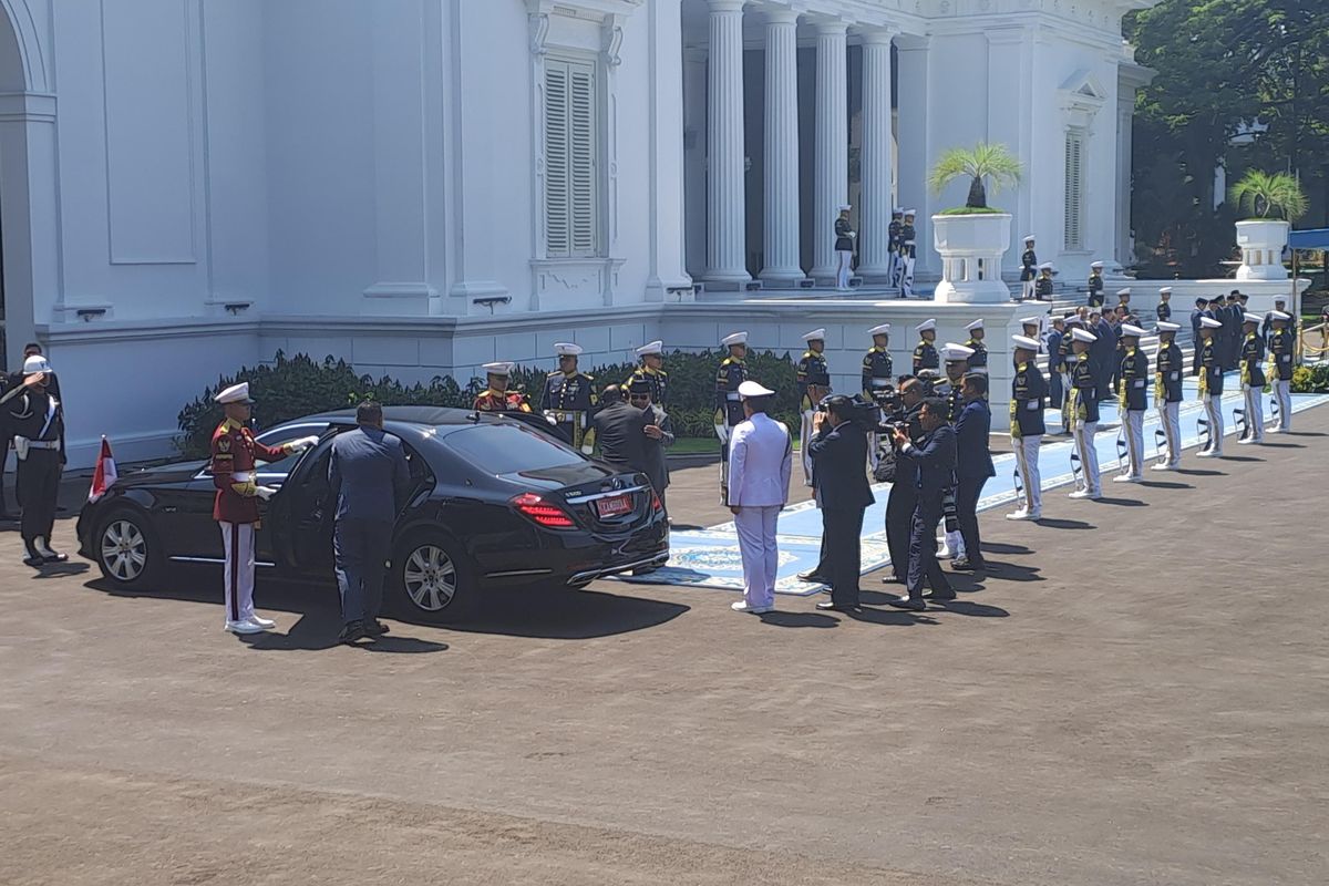 Presiden Prabowo Subianto menyambut langsung Presiden Senat Kamboja di Istana, Jakarta, Senin (5/5/2025).