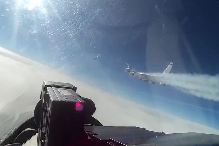 Tangkapan layar rekaman video yang direkam dari kokpit jet tempur Su-27 Rusia saat mencegat pesawat pengintai AS di atas Laut Baltik.