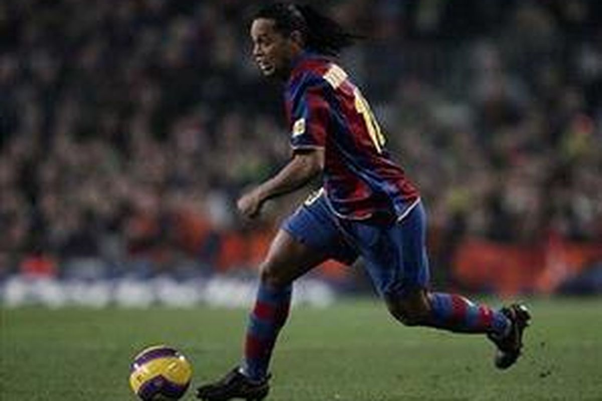 Ronaldinho menjadi incaran Thaksin Shinawatra karena ingin melihat sihir pemain itu bersama Manchester City.