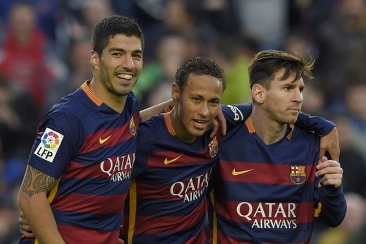 Neymar, Luis Suarez, dan Lionel Messi saat berselebrasi bersama seusai mencetak gol ke gawang Real Sociedad di Stadion Camp Nou pada 28 November 2015. Terkini, nama Messi sering bergema di Camp Nou karena fans menginginkan La Pulga kembali ke pelukan Barcelona.