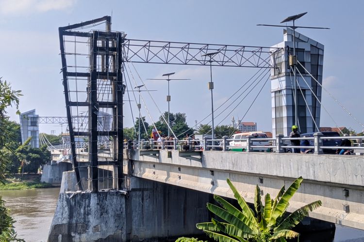 Nampak pilar ornamen Jembatan Brawijaya di Kota Kediri, Jawa Timur, mengalami gosong tersisa rangkanya usai terbakar, Senin (10/6/2024).