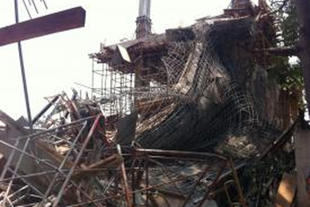 Jembatan yang menghubungkan Gedung Arsip dan Perpustakaan di Taman Ismail Marzuki ambruk, Jumat (31/10/2014). Empat orang meninggal dan lima orang terluka dalam peristiwa itu.