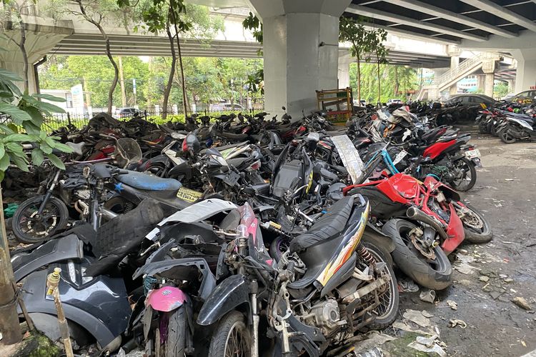 Kuburan Kendaraan di Kolong Flyover Tanjung Barat, Mayoritas Barang Bukti Kecelakaan