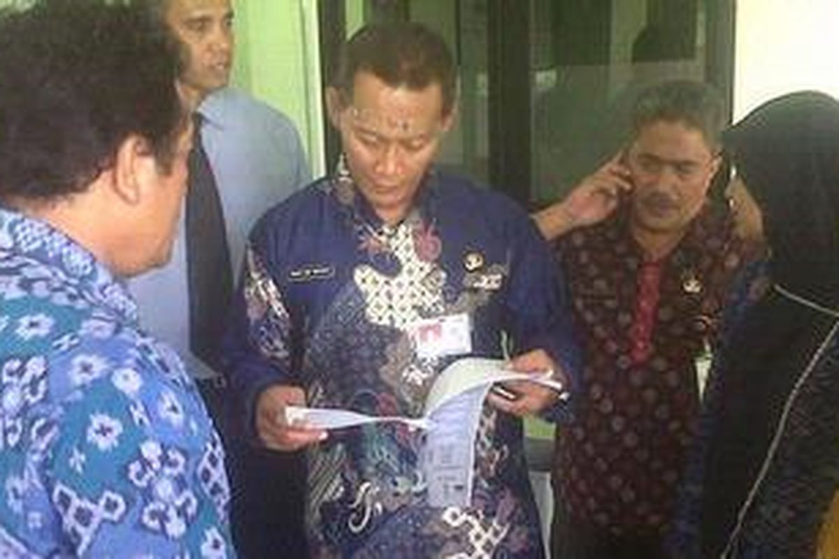 Kepala Dinas Pendidikan DKI Jakarta Taufik Yudi Mulyanto saat meninjau berjalannya uji coba Ujian Nasional (UN) 2013, di SMA Negeri 4 Jakarta Pusat, Kamis (4/4/2013).