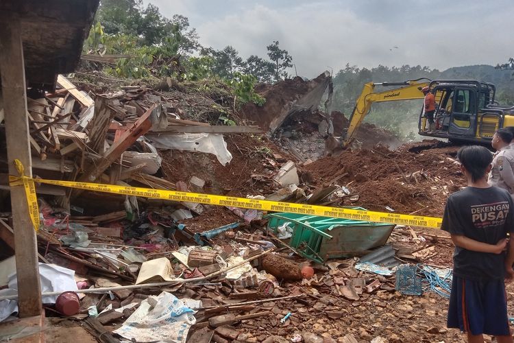 Upaya pencarian korban longsor di Dusun Banturejo, Desa Sambirejo, Kecamatan Wonosalam, Kabupaten Jombang, Jawa Timur, Jumat (24/1/2025).