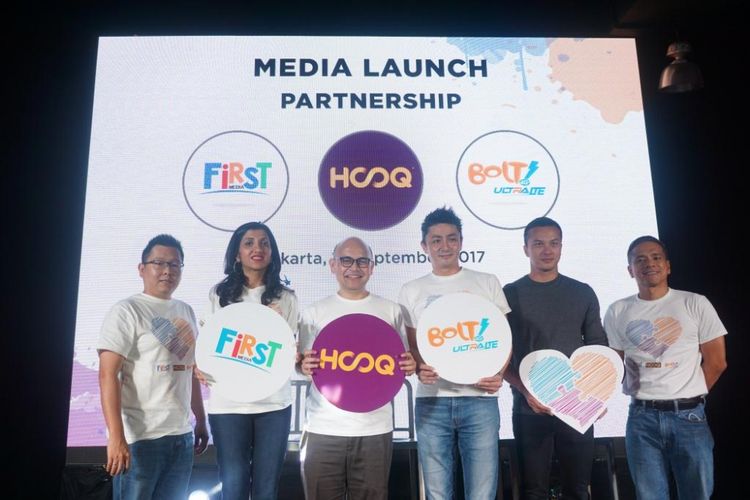 (Kiri-Kanan) Angkasa Perdana Putra, Head of Product BOLT & First Media. Meena Kumari Adnani, Executive Vice President (EVP) of Content Development and Business Affairs First Media Tbk. Guntur S. Siboro, Country Manager HOOQ Indonesia. Billy Abe, Chief Product Officer BOLT. Nicholas Saputra, Brand Ambassador HOOQ. Gene Temesis, Business Development Director HOOQ Indonesia. 