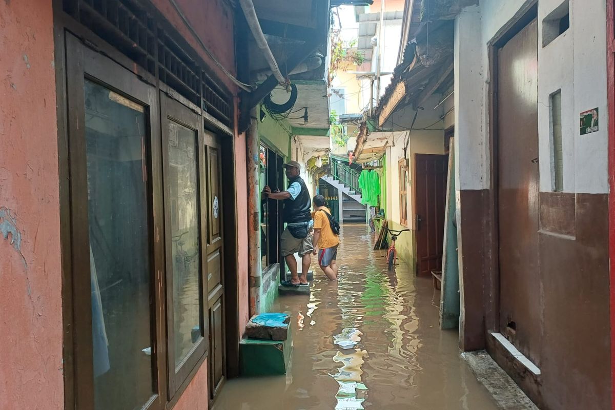Kondisi banjir di Kawasan RT 01, RW 07, Kelurahan Rawajati, Jakarta Selatan, minggu (5/11/2023) pagi.