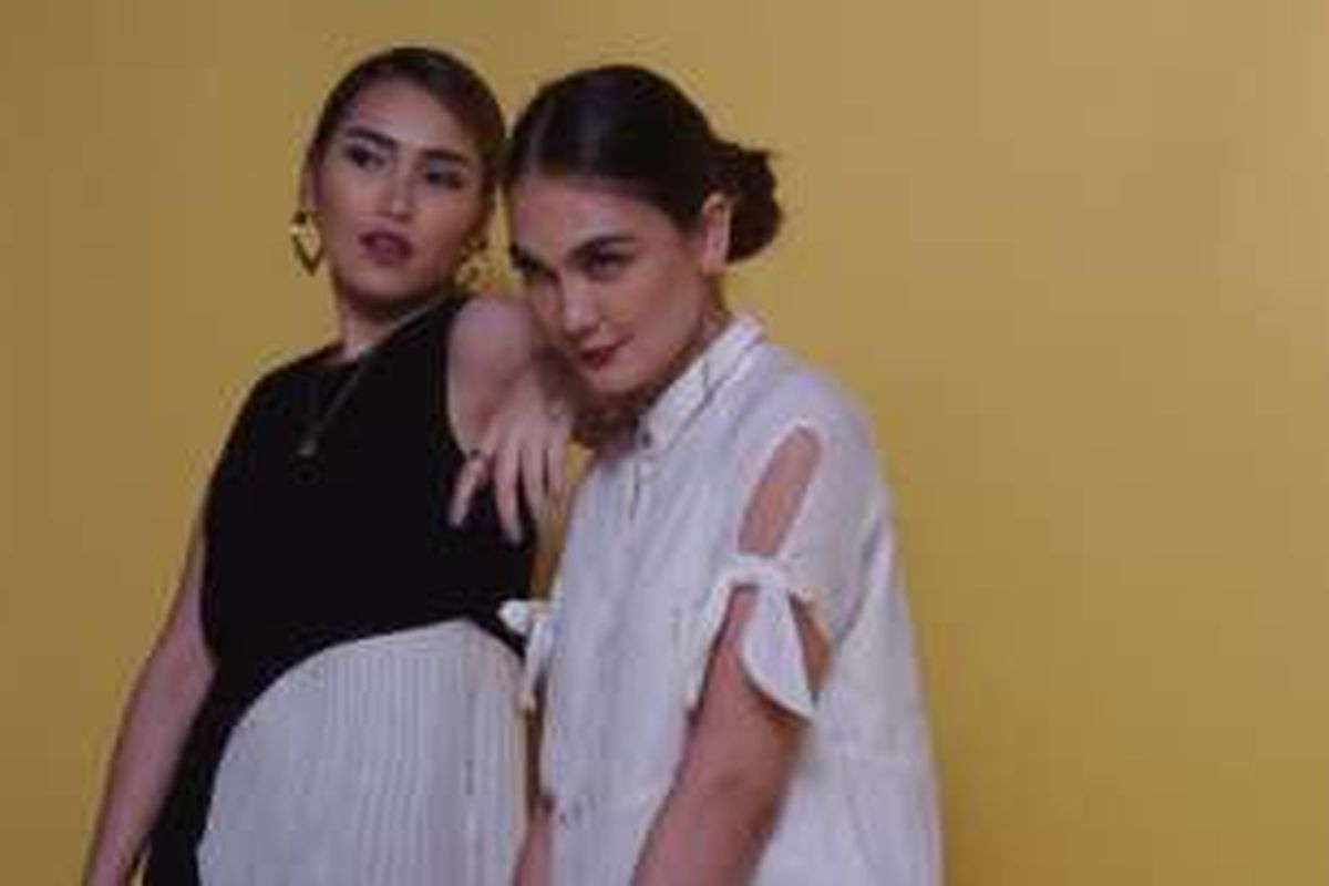 Luna Maya (berbusana putih) dan Ayu Ting Ting menjalani pemotretan di Studio 47, Jakarta Selatan, Sabtu (18/6/2016).