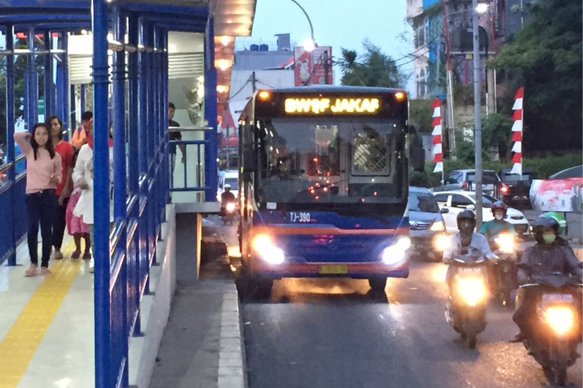 Suasana di Jalan Raya Ciledug, dekat Halte Adam Malik, Jakarta Selatan, Minggu (13/8/2017) petang. Ruas jalan yang dilintasi bus transjakarta Koridor 13 (Tendean-Ciledug) ini cukup padat karena bercampur dengan kendaraan umum lainnya.