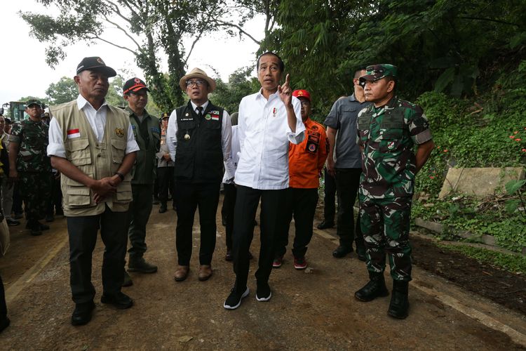 Presiden RI Joko Widodo didampingi Gubernur Jawa Barat Ridwan Kamil dan Kepala Staf Angkatan Darat Jenderal Dudung Abdurachman meninjau lokasi longsor akibat gempa di Kampung Pos, Desa Cijedil, Kecamatan Cugenang, Kabupaten Cianjur, Jawa Barat, Selasa (22/11/2022). Sedikitnya 162 orang meninggal dunia, 326 warga luka-luka, dan 13.784 orang mengungsi akibat gempa bermagnitudo 5,6 di Cianjur.