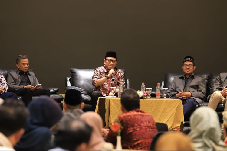 Direktur Urusan Agama Islam dan Bina Syariah Kemenag Arsad Hidayat (tengah) 
