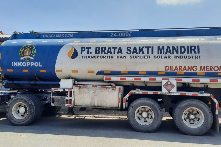 Truk tangki berkapasitas 24.000 liter yang diduga mengangkut solar ilegal diamankan polisi di Mapolres Blora, Polda Jawa Tengah, pada Senin (29/8/2022)