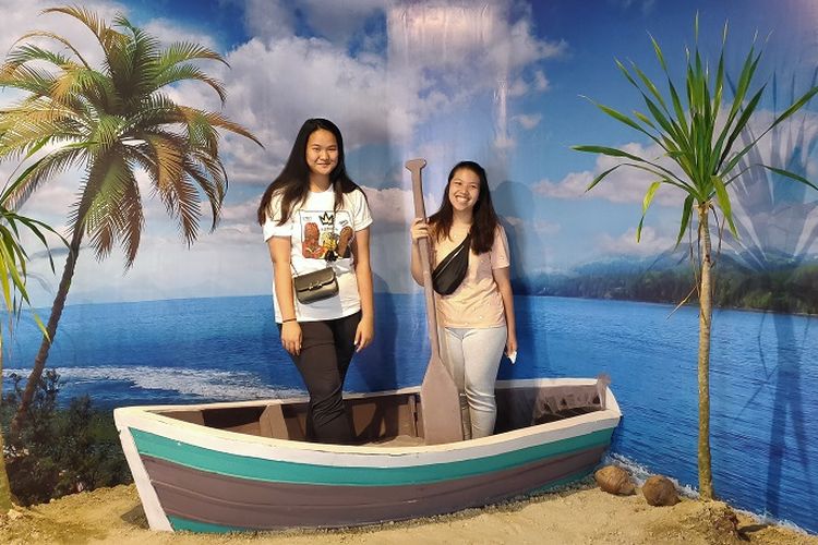 Pengunjung yang merupakan pelajar, Gwen dan Sherina (16), berfoto di atas spot perahu di Pameran Perahu Tradisional Nusantara, Museum Bahari, Jakarta, Sabtu (30/11/2019). Pengunjung juga bisa berfoto di spot ini, bergaya seperti tengah berlayar dengan perahu.