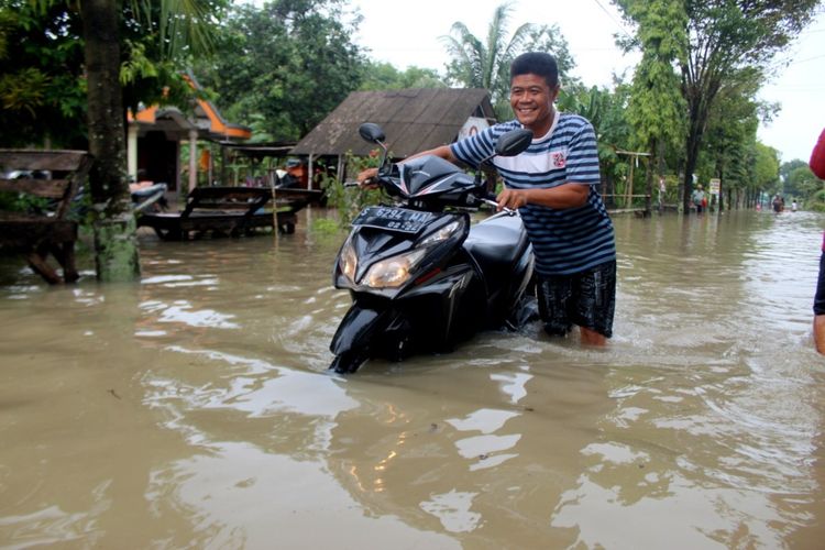 Banjir melanda Desa Madyopuro, Kecamatan Sumobito, Kabupaten Jombang, Jawa Timur, Jumat (11/3/2022)
