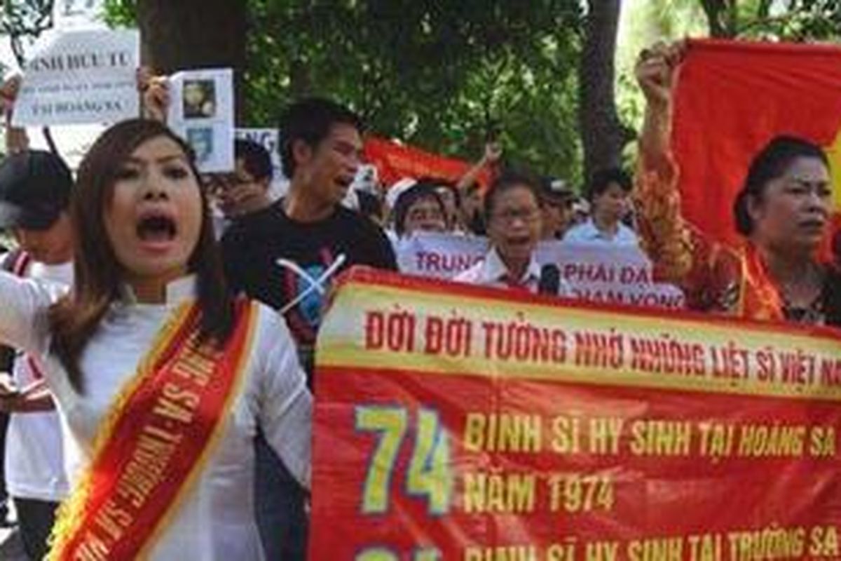 Rakyat Vietnam berunjuk rasa anti-China.