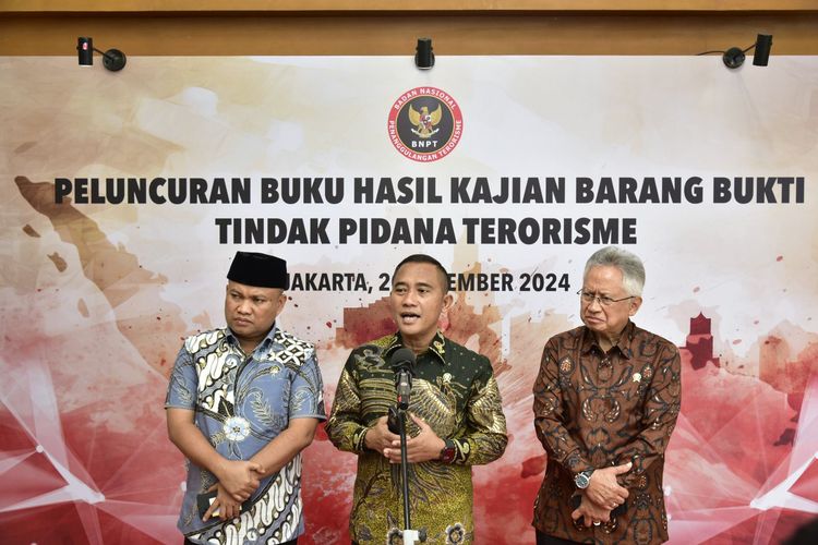 Badan Nasional Penanggulangan Terorisme (BNPT) meluncurkan seri buku Tercerahkan dalam Kedamaian dengan judul Secercah Kisah Mantan dan Menggali Akar Terorisme di Indonesia di Jakarta pada Jumat (20/12/2024).