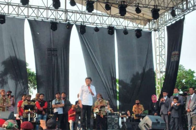 Raja dangdut Rhoma Irama saat menghadiri undangan hajatan sambil menyumbangkan beberapa lagu di hadapan masyarakat di Kecamatan Pamijahan, Kabupaten Bogor, Jawa Barat, Minggu (28/6/2020) sore.