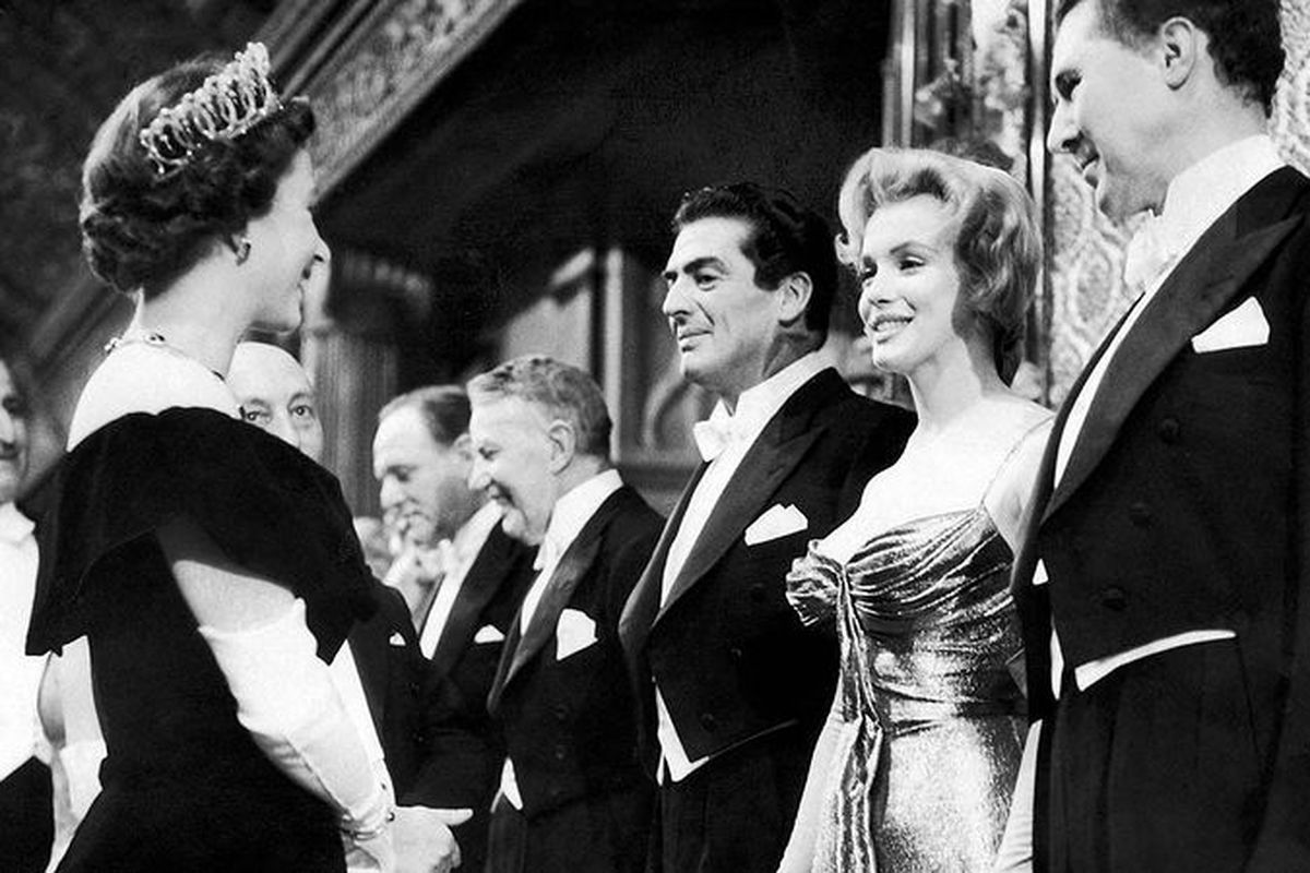 Ratu Elizabeth II saat berjumpa Marilyn Monroe di tahun 1956, di Royal Command Performance, di Empire Theatre, London. 