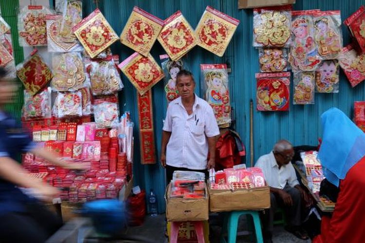 Pedagang pernak-pernik Tahun Baru China atau Imlek di Pasar Glodok di kawasan Pecinan Petak Sembilan, Taman Sari, Jakarta Barat, Rabu (25/1/2017). Aktivitas ekonomi di Pasar Glodok menunjukkan peningkatan dan para pedagang sudah menjajakan berbagai kebutuhan perayaan menjelang Imlek 2568 pada 28 Januari 2017.