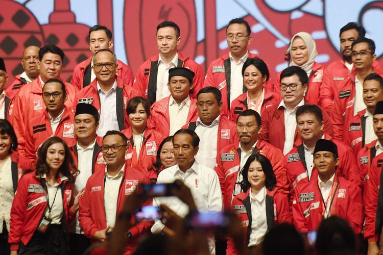 Presiden Joko Widodo (tengah) berfoto bersama Ketua Umum PSI Giring Ganesha (kedua kanan), Wakil Ketua Dewan Pembina PSI Grace Natalie (kedua kanan), Sekretaris Dewan Pembina PSI Raja Juli Antoni (kanan) dan para kader PSI saat perayan HUT ke-8 Partai Solidaritas Indonesia (PSI) di Jakarta, Selasa (31/1/2023). HUT ke-8 PSI yang diisi dengan Kopi Darat Nasional (Kopdarnas) 2023 itu mengusung tema ''Menang Pasti Menang''.