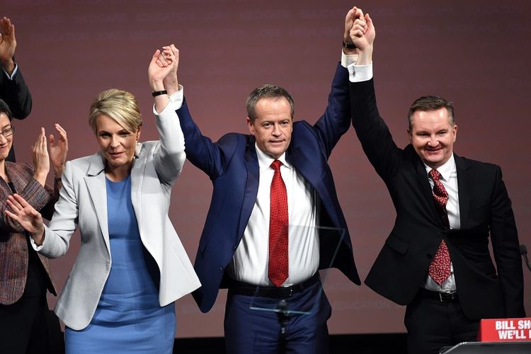Pemimpin Partai Buruh Australia, Bill Shorten (tengah), bersama dengan wakil pemimpin Tanya Plibersek (kiri) dan bendahara bayangan Chris Bowen (kanan) pada peluncuran kampanye pemilihan partai di Sydney pada 19 Juni 2016. (AFP/WILLIAM WEST)