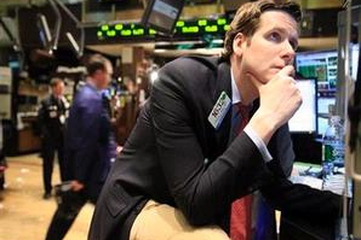 Analis pialang Gregg Maloney menatap perkembangan transaksi di lantai bursa New York Stock Exchange, 24 April 2009 