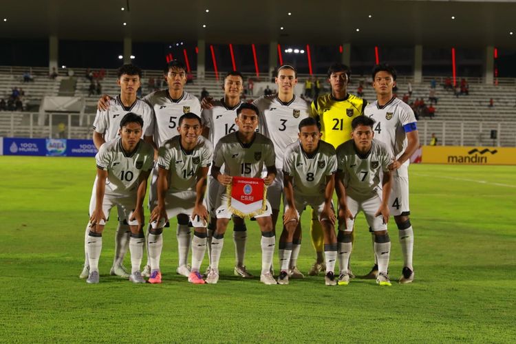 Line up skuad Timnas U23 Indonesia asuhan Indra Sjafri pada pertandingan uji coba kedua Timnas U23 Indonesia vs India di Stadion Madya, Jakarta, pada Senin (13/10/2025) malam WIB.