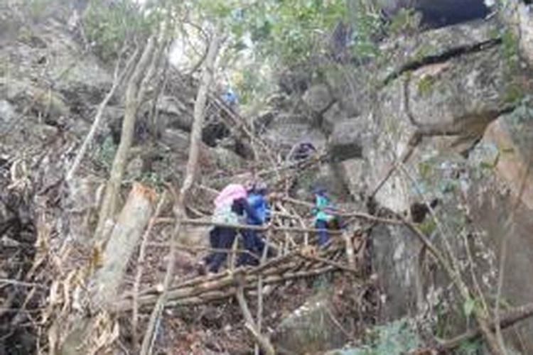 Jalur pendakian Gunung Parang, Taraje yang disusun dari kayu-kayu pepohonan membentuk tangga.